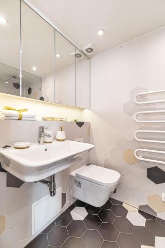 a white bathroom with a sink and a toilet at Central Modern Loft with Balcony! #Historic building #Smart TV #Fast Wi-Fi #Metro in Warsaw