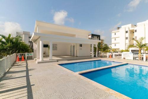Villa con piscina frente a un edificio en Relax Apartment to enjoy!, en Santiago de los Caballeros