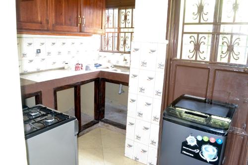 een keuken met een fornuis en een koelkast. bij olive Palm Suites in Njeru