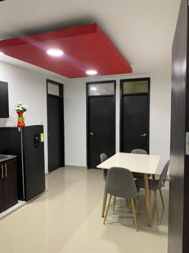 a room with a table and chairs and a red ceiling at APARTAMENTO EN VALLEDUPAR in Valledupar