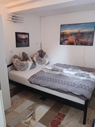 una cama con almohadas en una habitación en Moderne Wohnung in ruhiger Lage, en Stolberg