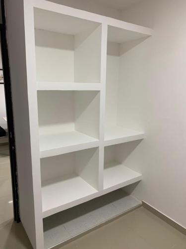 a white book shelf in a room at APARTAMENTO EN VALLEDUPAR in Valledupar