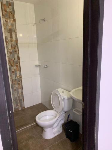 a bathroom with a toilet and a sink at APARTAMENTO EN VALLEDUPAR in Valledupar