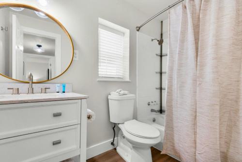 Un baño con inodoro, lavabo y espejo. en Bluefish 8 Private 2BR Bliss on OKA Island, en Fort Walton Beach