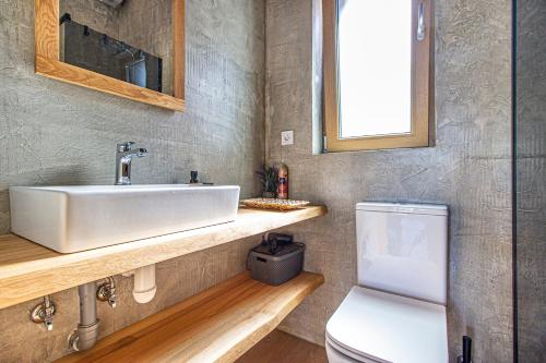 uma casa de banho com um lavatório e um WC em Apartmány pod Janovským vŕškom 