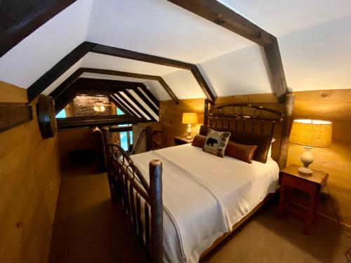 ein Schlafzimmer mit einem großen weißen Bett in einem Zimmer in der Unterkunft New Listing! Romantic Mountain Hideaway in Dahlonega