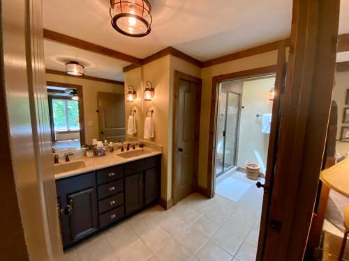 ein Badezimmer mit einem Doppelwaschbecken und einer Dusche in der Unterkunft New Listing! Romantic Mountain Hideaway in Dahlonega