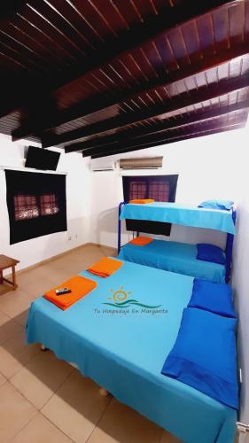 a bedroom with a blue bed in a room at Casa Vacacional Lomas de Guayamury in Paraguachi