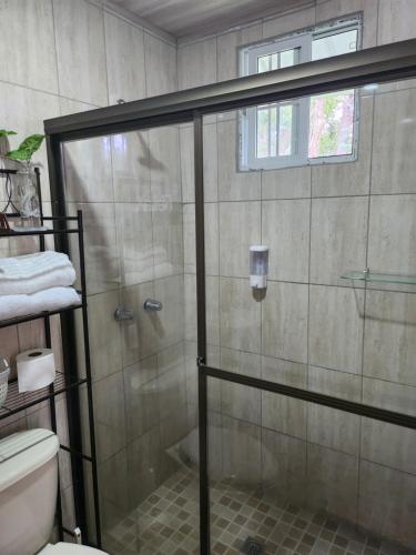 Bonvivant Boquete في Alto Boquete: دش مع باب زجاجي في الحمام