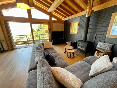 salon z kanapą i kominkiem w obiekcie Les Arcs - Chalet Arc Ô Mont w mieście Arc 1600
