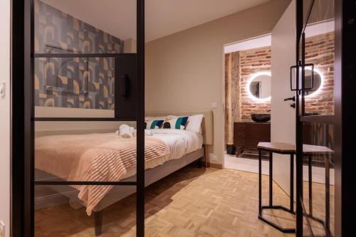 - une petite chambre avec un lit et une fenêtre dans l'établissement Le VB du 21, à Bourg-en-Bresse