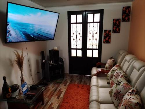 a living room with a couch and a flat screen tv at Apartamento El Rosal Cundinamarca in El Rosal