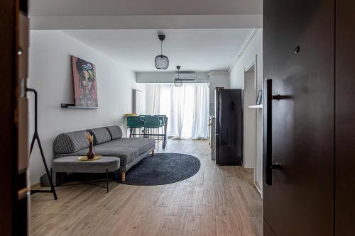 uma sala de estar com um sofá e uma mesa em Aqua Vista Infinity Apartament Lux Vedere La Mare - Resort & Spa em Mamaia Nord – Năvodari