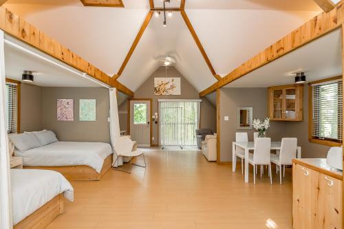 Un dormitorio con una cama y un comedor. en Muskoka Lakeshore Cottage Bliss, en Gravenhurst