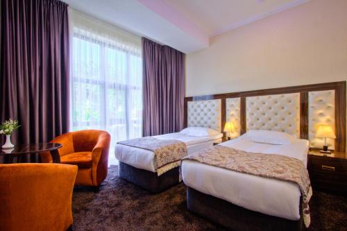 Ein Bett oder Betten in einem Zimmer der Unterkunft Discovery Hotel