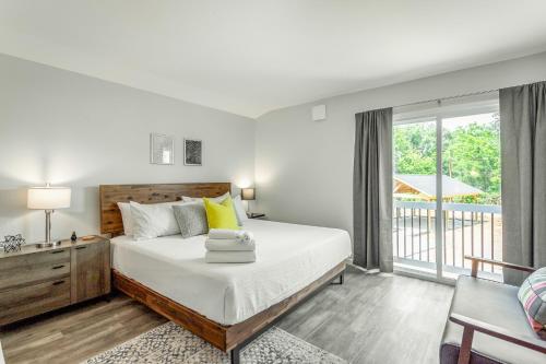 una camera con letto e balcone di 01 The Eames Suite - A PMI Scenic City Vacation Rental a Chattanooga
