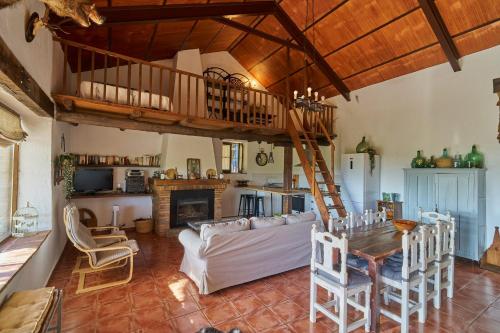 - un salon avec un canapé et une table dans l'établissement Villa Botero, à Constantina