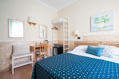 ローマにあるホテル アスコットのベッドルーム1室(ベッド1台、デスク、椅子付)