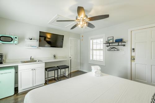 eine weiße Küche mit einem Deckenventilator und einem Waschbecken in der Unterkunft 04 The Ludwig Room - A PMI Scenic City Vacation Rental in Chattanooga