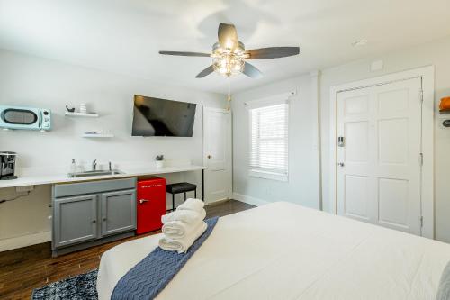 a bedroom with a bed and a ceiling fan at 06 The Mollino Room - A PMI Scenic City Vacation Rental in Chattanooga