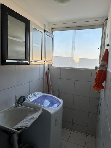 Apt completo, nascente, 2 quart em condomínio fechado في بترولينا: حمام مع مرحاض ومغسلة ونافذة