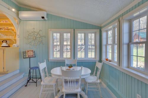 Imagen de la galería de Cozy Fiddlers Rest Cabin 11 Miles to Skiing!, en Bernardston