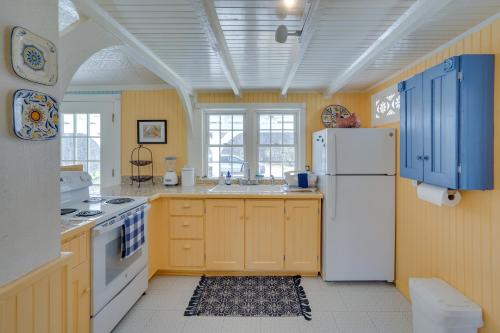 Una cocina o zona de cocina en Cozy Fiddlers Rest Cabin 11 Miles to Skiing!