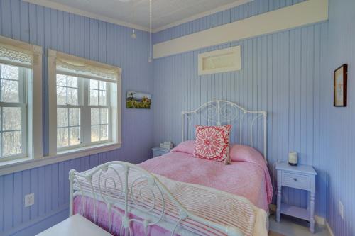 um quarto com uma cama rosa e paredes azuis em Cozy Fiddlers Rest Cabin 11 Miles to Skiing! em Bernardston