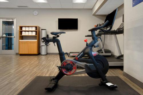 a gym with a exercise bike in a room at Hampton Inn Lakeville Minneapolis, Mn in Lakeville