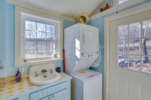 Una cocina o zona de cocina en Cozy Fiddlers Rest Cabin 11 Miles to Skiing!