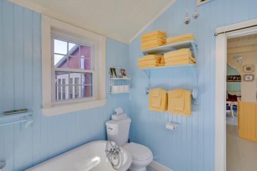 y baño azul con bañera, aseo y toallas. en Cozy Fiddlers Rest Cabin 11 Miles to Skiing!, en Bernardston