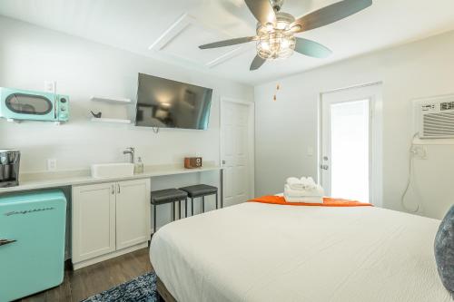 - une chambre blanche avec un lit et un ventilateur de plafond dans l'établissement 09 The Breuer Room - A PMI Scenic City Vacation Rental, à Chattanooga