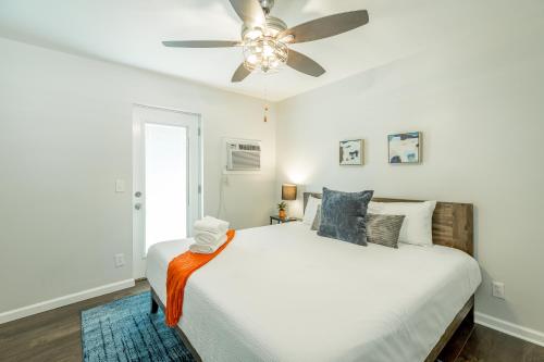 - une chambre avec un lit et un ventilateur de plafond dans l'établissement 09 The Breuer Room - A PMI Scenic City Vacation Rental, à Chattanooga