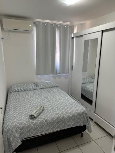 Apt completo, nascente, 2 quart em condomínio fechado في بترولينا: غرفة نوم بسرير ومرآة