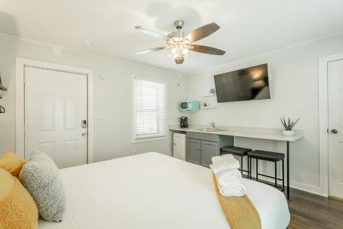 une chambre blanche avec un lit et un ventilateur de plafond dans l'établissement 07 The Gio Room - A PMI Scenic City Vacation Rental, à Chattanooga