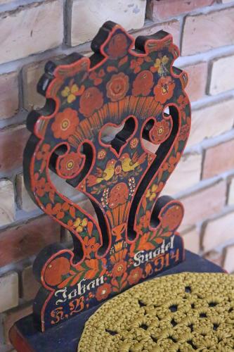 a vase on top of a brick wall at Füzesi Papa Vendégháza in Harta