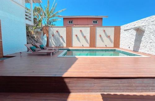 Majoituspaikassa Casa com piscina climatizada em frente à Praia do Santinho tai sen lähellä sijaitseva uima-allas