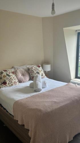 倫敦的住宿－Drummond rooms，卧室配有一张带白色床单和枕头的大床。