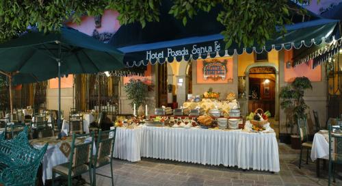 un puesto de comida con una mesa con comida. en Hotel Posada Santa Fe en Guanajuato