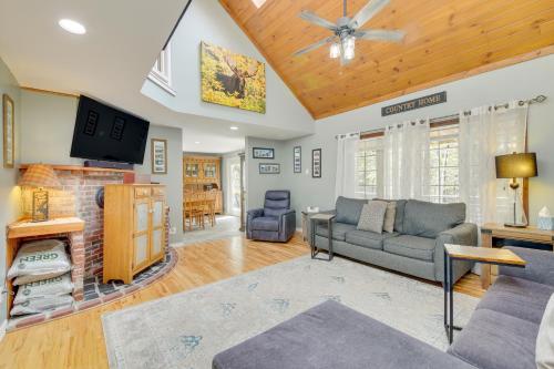 Searsport Paradise with Private Pool and Patio!にあるテレビまたはエンターテインメントセンター