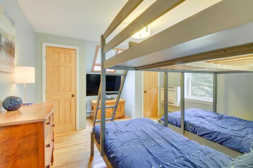 Searsport Paradise with Private Pool and Patio!にあるベッド