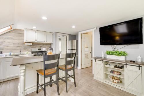 Searsport Paradise with Private Pool and Patio!にあるキッチンまたは簡易キッチン