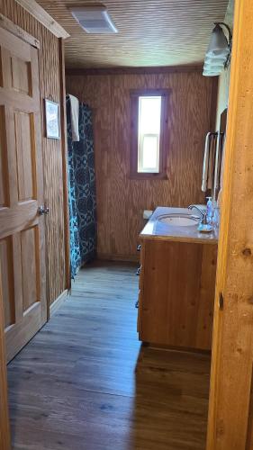 La salle de bains est pourvue d'un lavabo et d'une fenêtre. dans l'établissement Willow Beach RV Park & Marina, à Graford