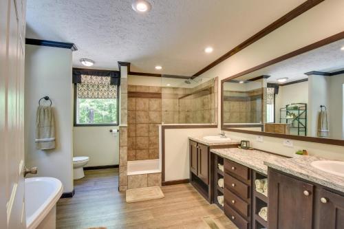 ein Badezimmer mit zwei Waschbecken, einer Badewanne und einem WC in der Unterkunft Woodsy Hayesville Home on Jackrabbit Trail! in Hayesville