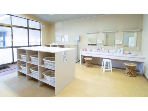 Ashinomaki Prince Hotel - Vacation STAY 55341v في أيزواكاماتسو: حمام مع حوض ومكتب مع كونتر