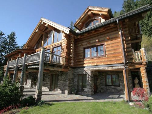 El edificio en el que está el chalet de montaña