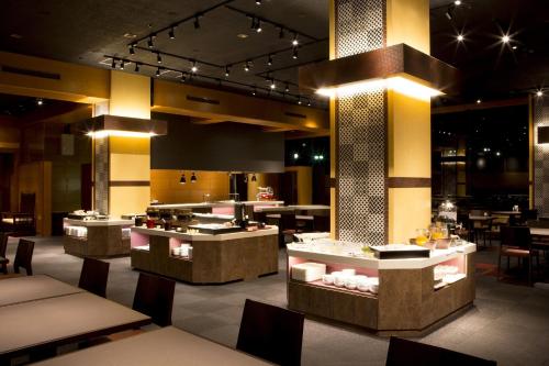 um restaurante com várias mesas e cadeiras e um buffet em Hotel Kanronomori em Niseko