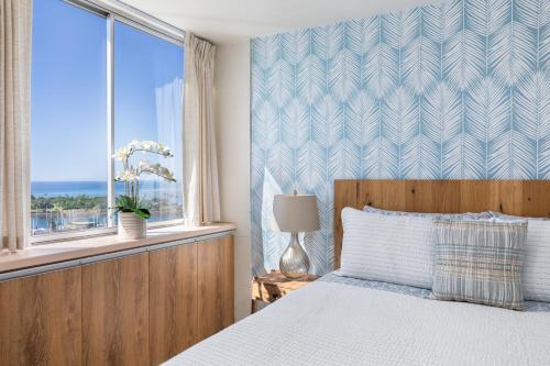 Giường trong phòng chung tại Ilikai Collection 12 Corner Oceanfront Condo with amazing views