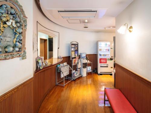 een wachtkamer met een rode bank in een apotheek bij ＨＯＴＥＬ ＰＯＳＨ - Vacation STAY 55598v in Odawara