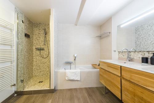 bagno con doccia, vasca e lavandino di Maison de ville-3 Chambres-Terrasse-Roland Garros-Olympiques a Boulogne-Billancourt